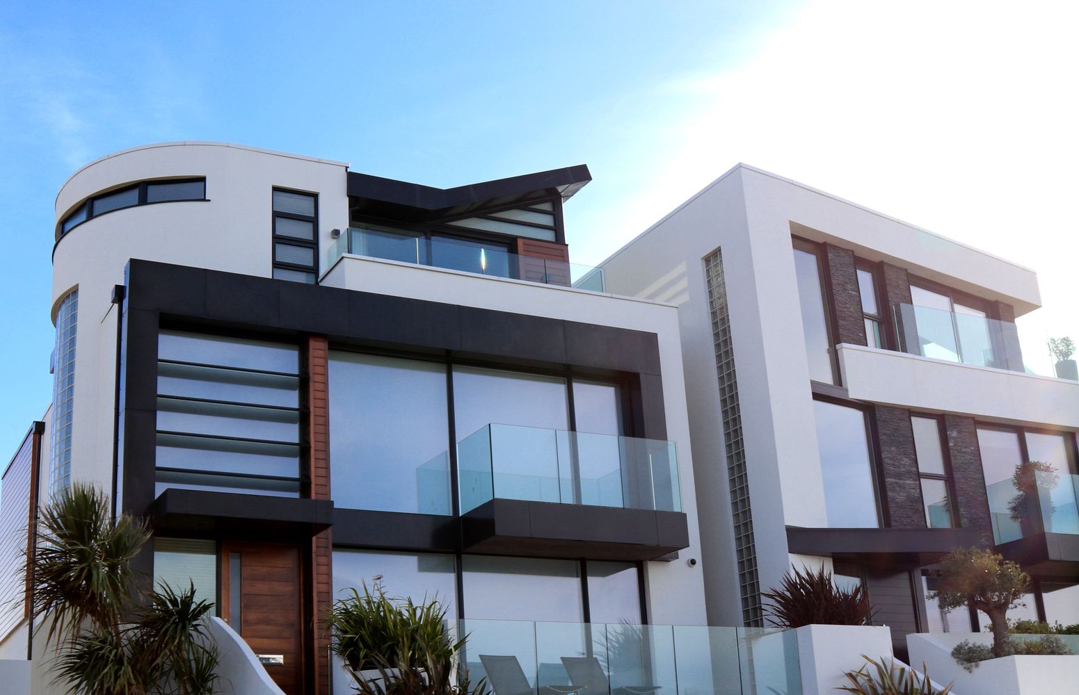 Cam balkonlu modern bir villanın dış cephesi